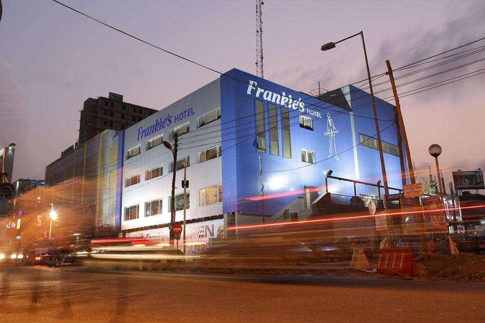 אקרה Frankie'S Foods And Rooms מראה חיצוני תמונה